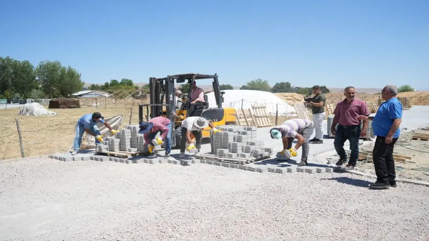 Çamurlu ve tozlu yollar kilitli parke taşı ile döşeniyor