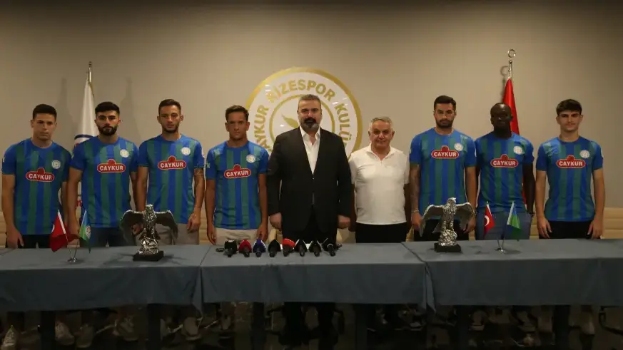 Çaykur Rizespor'dan 7 futbolcuya imza töreni