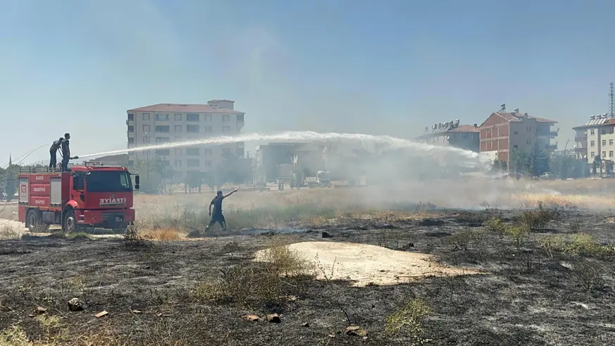 Elazığ'da mahalle arasında çıkan ot yangını söndürüldü