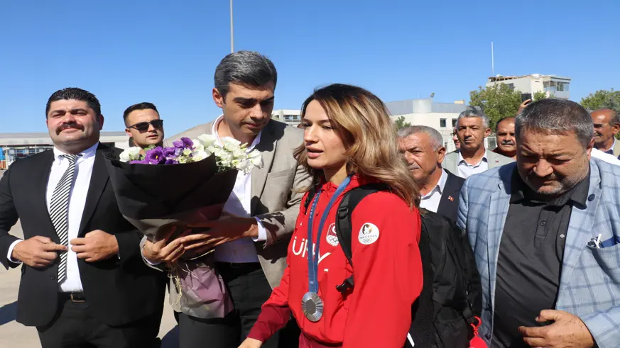 Paris Olimpiyatları'ndan başarı ile dönen milli boksör Hatice Akbaş'a coşkulu karşılama