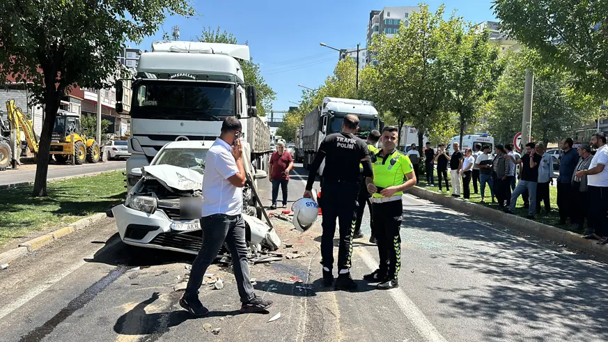 Şanlıurfa Siverek'te kırmızı ışıkta bekleyen araçlara tır çarptı: 3 yaralı