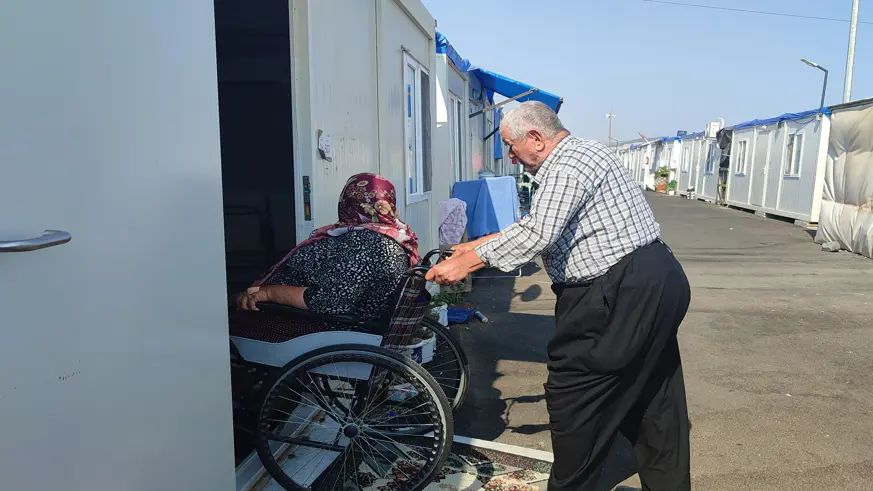 Depremde ayağını kaybeden eşini sevgisiyle ayakta tutuyor