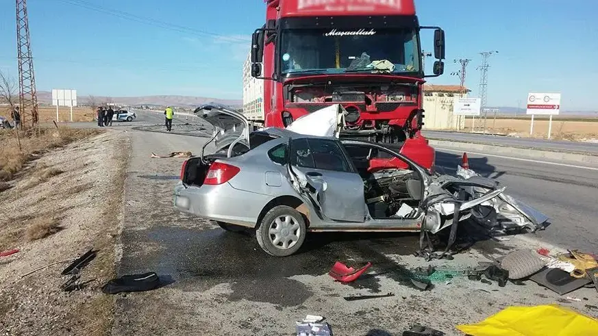 Konya'da otomobil ile tır çarpıştı, 2 ölü