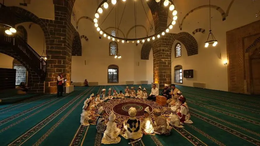 Diyarbakır'da Sultan II. Bayezid Vakfı'nın hayır şartı kapsamında 30 çocuğa sünnet şöleni düzenlendi