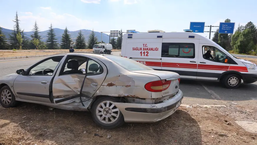 Elazığ'da otomobil ile hafif ticari araç çarpıştı: 8 yaralı