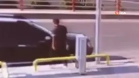 (Video) Park halindeki otomobilin aynasını tekme savurarak kırdı