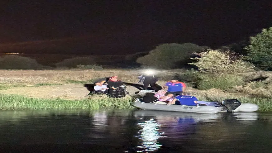 Dicle Nehri’ndeki adacıkta suyun yükselmesiyle mahsur kalan 9 kişilik aile kurtarıldı