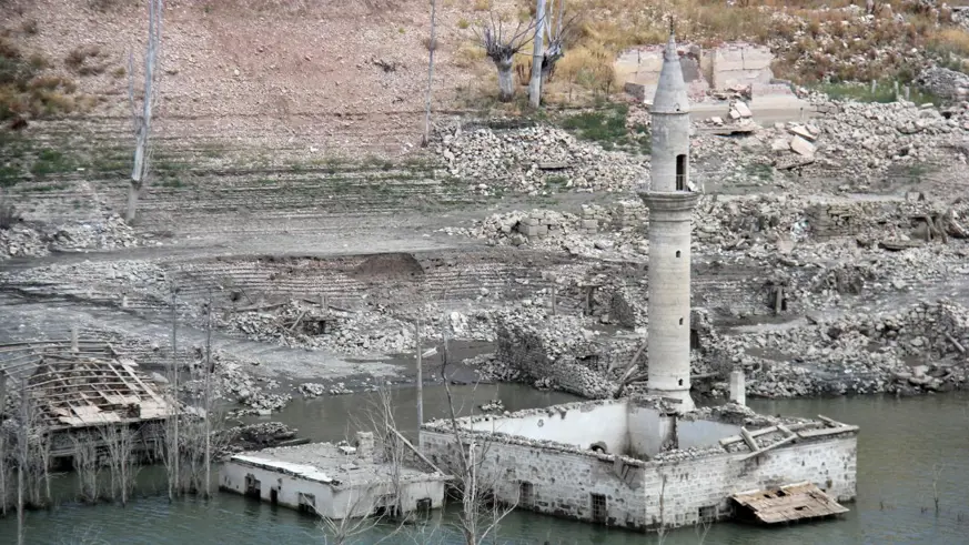 Su seviyesi düşen barajdaki eski cami ve bazı evler ortaya çıktı