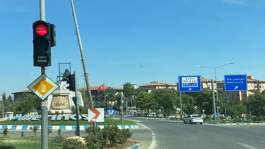 Adıyaman'da trafik lambalarına ‘Katil İsrail’ yazıldı