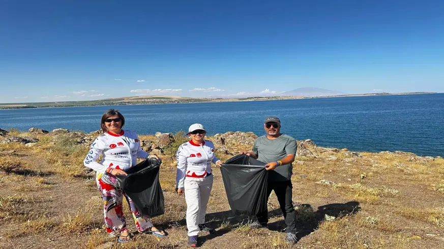 Vangölü Aktivistleri Derneği üyeleri Tatvan sahilinde çöp topladı