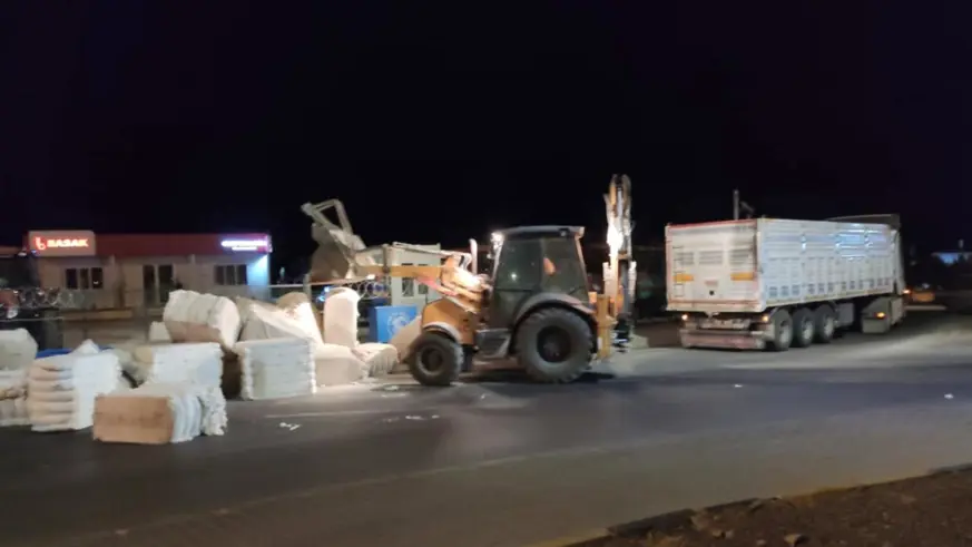 Gaziantep'te tır dorsesindeki pamuk balyaları yola savruldu, ulaşım durdu