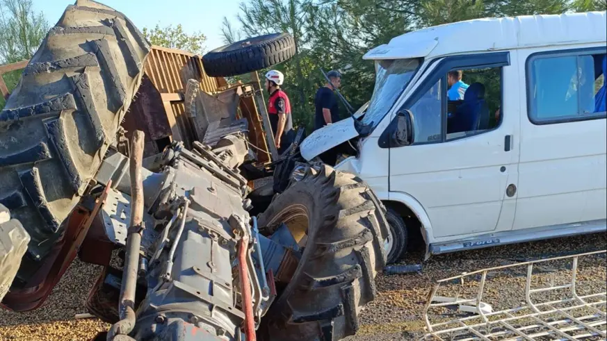 Şanlıurfa'da minibüs traktöre çarptı: 12 yaralı