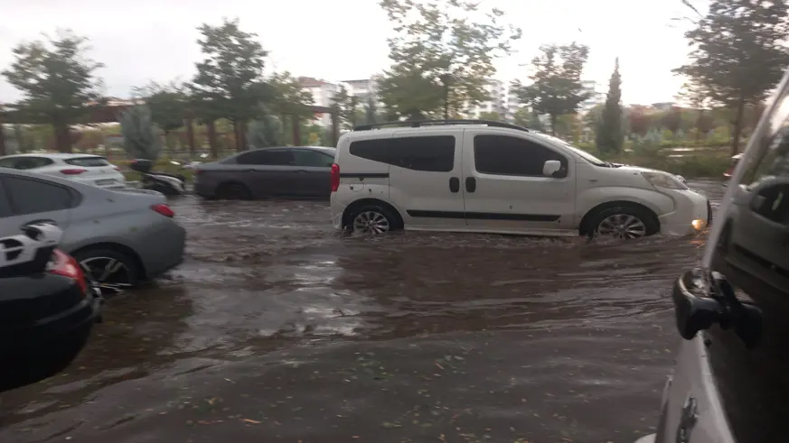 Diyarbakır'da fırtına ve sağanak yağış hayatı olumsuz etkiledi