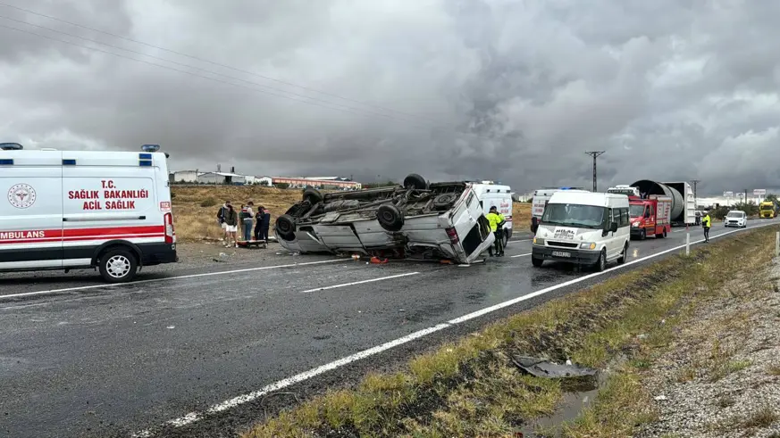 Nevşehir'de turistleri taşıyan minibüs devrildi: 18 yaralı