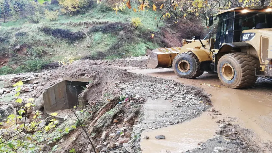 Sason'da şiddetli yağış sel ve heyelana neden oldu, köy yolları ulaşıma kapandı