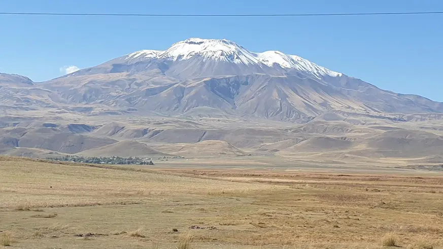 Türkiye’nin en yüksek 3. dağının zirvesi karla kaplandı