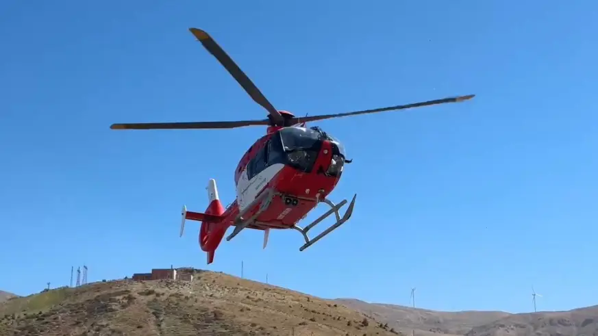 Hizan'da dağlık alanda metrelerce yuvarlanan vatandaş ambulans helikopterle kurtarıldı