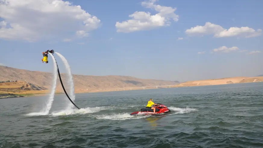 Denizi olmayan Batman'da flyboard gösterisi yoğun ilgi gördü