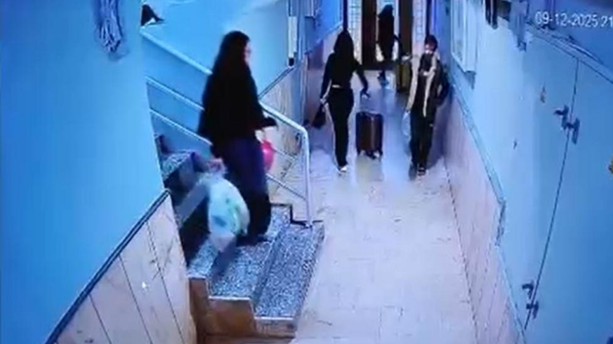 Güllü'nün kızı ve arkadaşının valizlerle kaçmaya çalıştığı anlar 