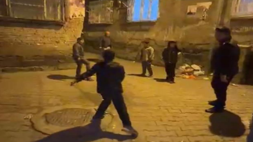 Polis ve çocuklar gece saatlerinde top oynadı