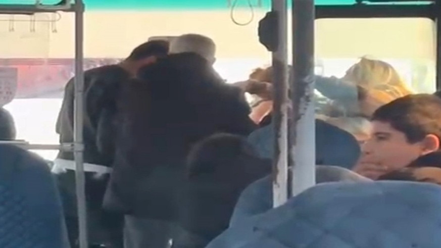 Şoför ve kadın yolcu birbirlerine saldırdı