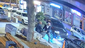 Parktaki ağacı araçla çaldılar