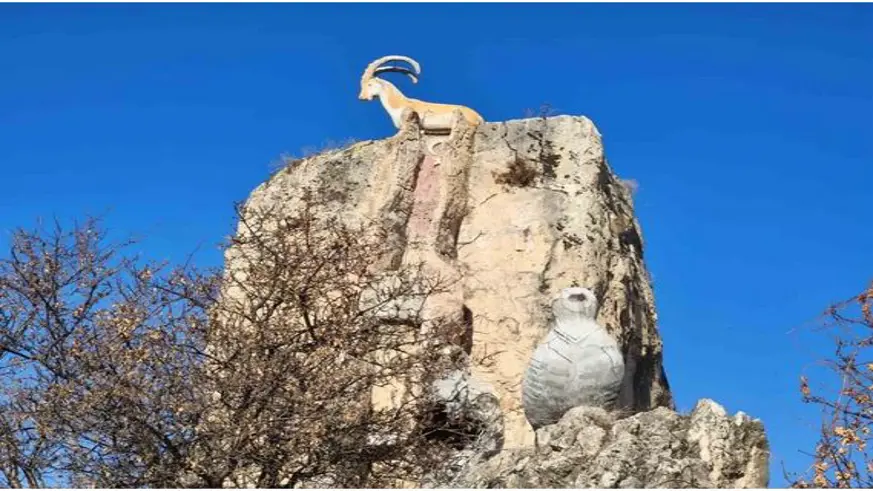 Tunceli’deki devasa kaya gizemini koruyor