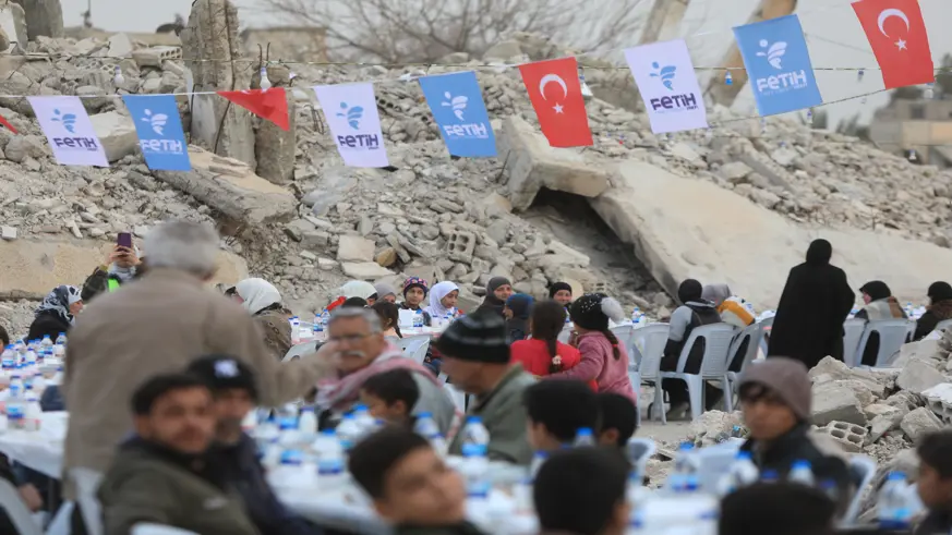 Enkaz halindeki evlerin arasında toplu iftar