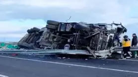 Devrilen tırın sürücüsü hayatını kaybetti