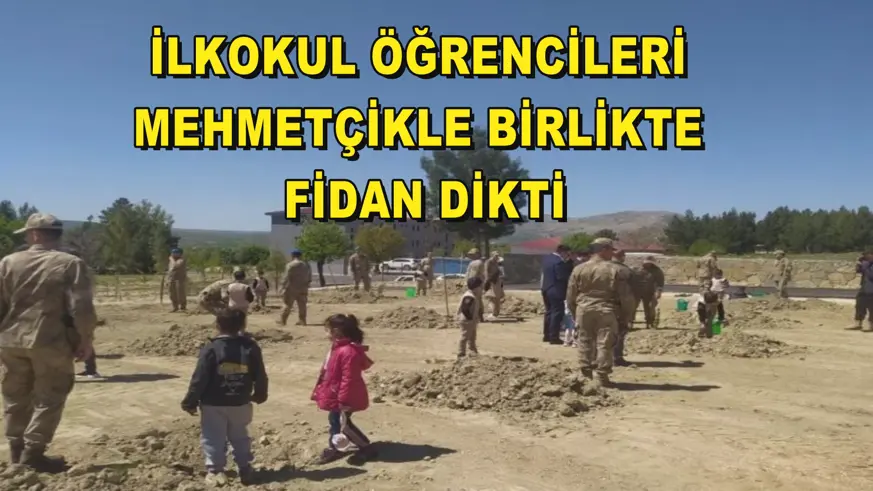 İlkokul öğrencileri Mehmetçikle birlikte fidan dikti