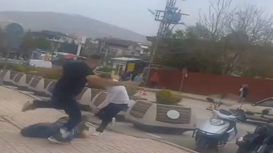 Adliye önünde gruplar birbirine girdi