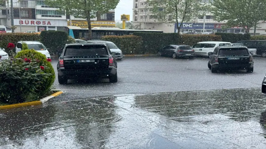 Diyarbakır'da dolu ve sağanak etkili oldu