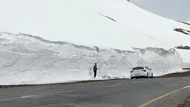 Metrelerce yükseklikteki şaşırtan kar kütlesi