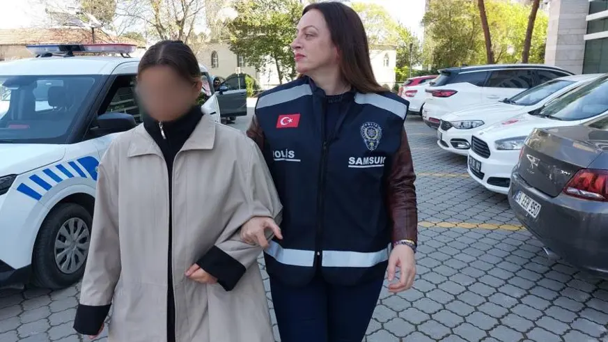 Üniversiteli kız mağazadan mont çaldı