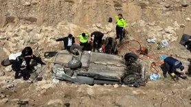 Dere yatağına devrilen otomobildeki 7 kişi yaralandı
