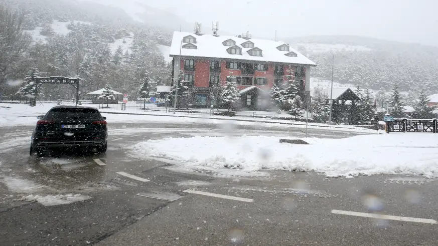Erzurum'a mayısın ortasında lapa lapa kar yağdı