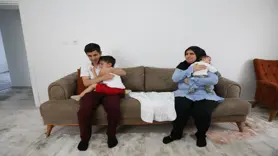 Görme engelli çift çocuklarını sevgiyle büyütüyor