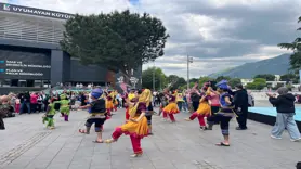 Bursa'ya gelen Malezya ekibi, halk dansları gösterisi sundu