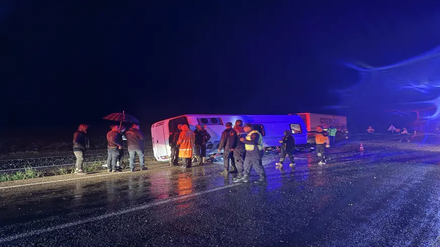 Düzensiz göçmenleri taşıyan minibüs devrildi
