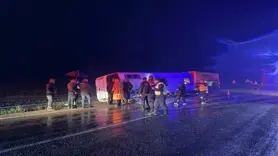 Düzensiz göçmenleri taşıyan minibüs devrildi