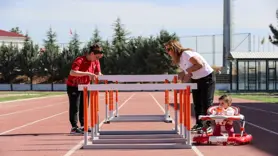 Diyarbakır'ın şampiyon kadın sporcuları yeşil sahada hem antrenör hem anne
