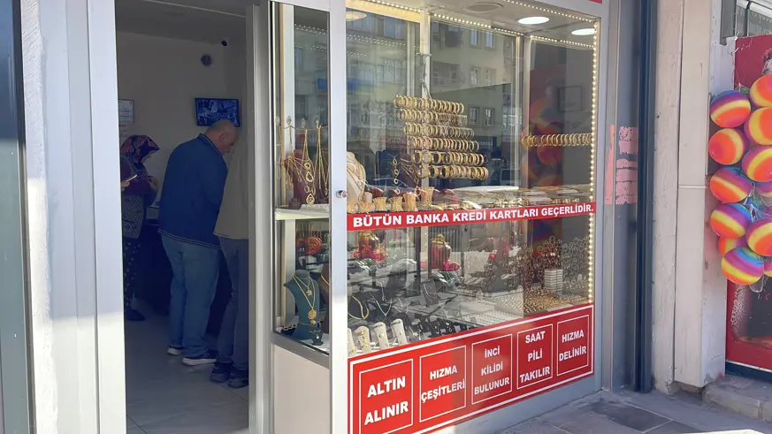 Hırsızlık için kuyumcuya gelen zanlı panikleyip kaçtı