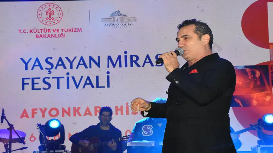 Şarkıcı Ferhat Göçer, Afyonkarahisar'da konser verdi