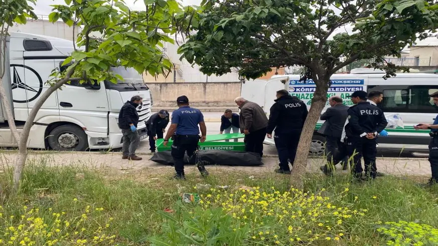 Tır sürücüsü araçta asılı halde ölü bulundu