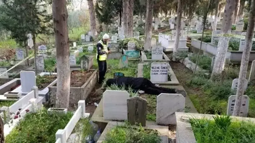 Annesinin mezarı başında intihar etti