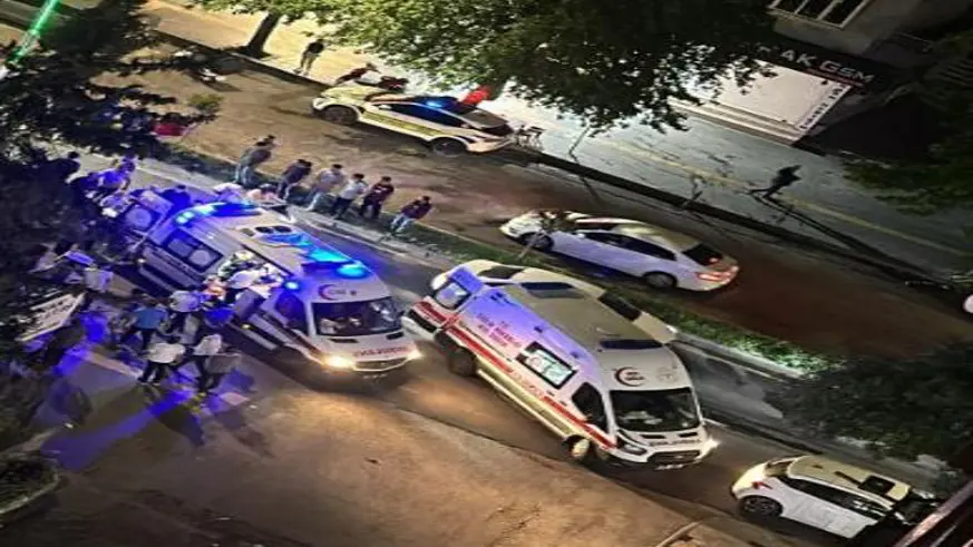 Motokurye yayalara çarptı