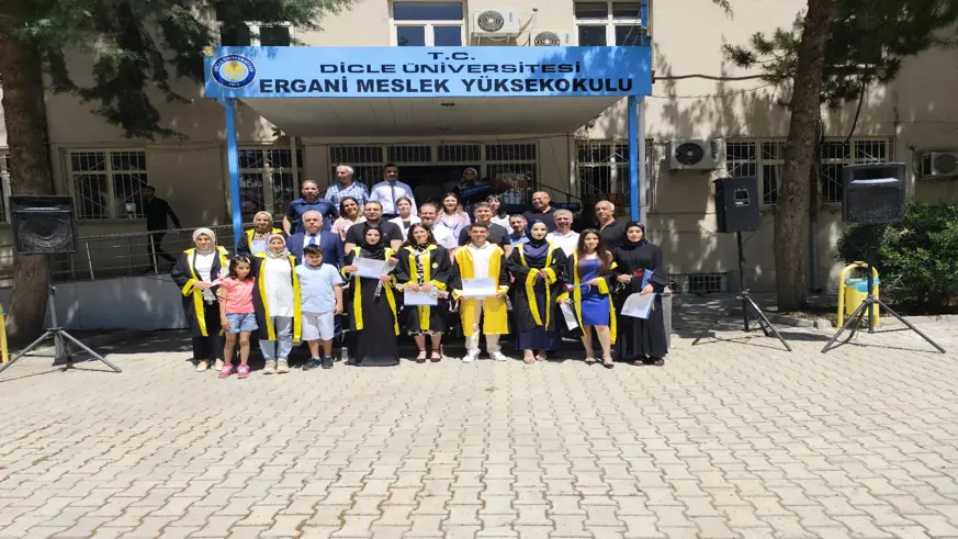 Ergani Meslek Yüksekokulu’nda Mezuniyet Coşkusu