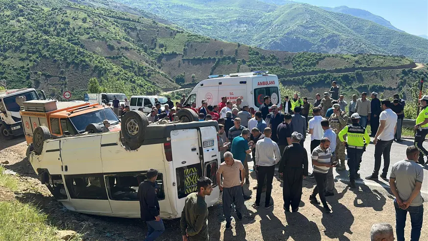 Hakkari'de öğrenci servisi devrildi