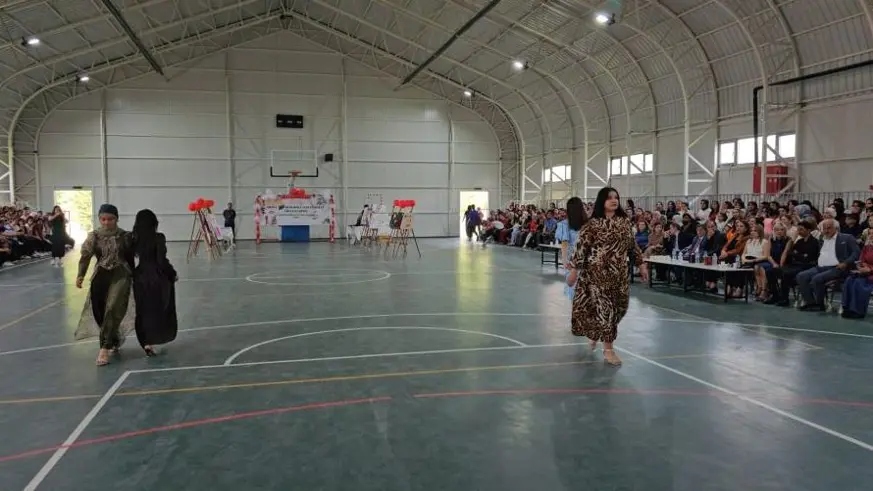 Moda bölümü öğrencileri tasarladıkları giysileri sergiledi
