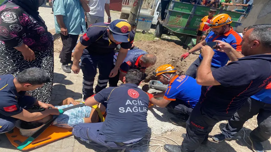 Diyarbakır'da düştüğü çukurda sıkışan çocuk kurtarıldı
